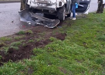 Individuos no identificados habrían generado daños a vehículo en la vía pública en sector alto de Coyhaique