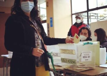 Nueva Constitución: Con Letra de Mujer