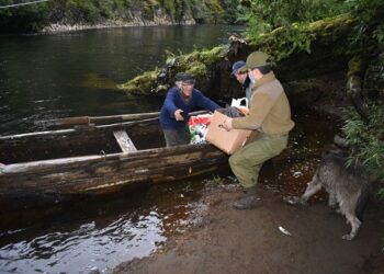 Carabineros de Puerto Aysén trasladó ayuda gestionada con Gobernación en apoyo a solitario poblador del Sector Pangal Alto