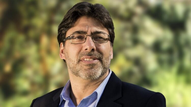Daniel Jadue promueve una ley de medios para asegurar pluralismo y diversidad de voces y superar el actual modelo de concentración de medios de comunicación