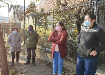 Vecinos y vecinas de población Bernardo O’Higgins: “Tenemos que cenar antes de las siete, porque a esa hora se corta la luz”