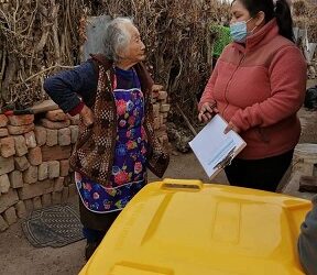 Junta de vecinos “Palmira Barría” de Chile Chico entregó contenedores de basura a Adultos Mayores