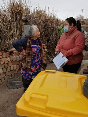 Junta de vecinos “Palmira Barría” de Chile Chico entregó contenedores de basura a Adultos Mayores