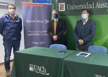 Campus Patagonia UACh y AquaChile firman protocolo de cooperación