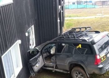 Perdió el control y chocó: Vehículo impactó contra departamento en condominio Las Lomas