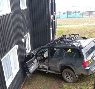 Perdió el control y chocó: Vehículo impactó contra departamento en condominio Las Lomas