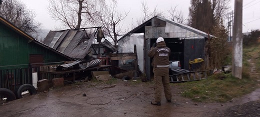 Carabineros indaga incendio estructural y junto a vecinos de Coyhaique realiza evacuación de dos adultos mayores