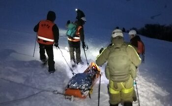 Esfuerzo conjunto entre Carabineros del GOPE Aysén, guías y civiles permitió evacuación de esquiador lesionado en Cerro Castillo