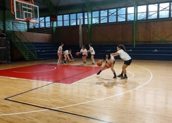 Jóvenes de Puerto Aysén participan en talleres gratuitos de básquetbol financiados por INJUV Aysén