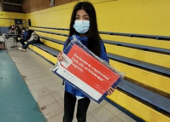 Entregan computadores a estudiantes de séptimo básico en la región