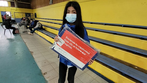 Entregan computadores a estudiantes de séptimo básico en la región