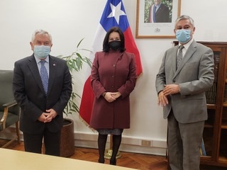 SENADORES ÓRDENES Y SANDOVAL SE REÚNEN CON MINISTRO PARIS PARA AVANZAR EN UNIDAD DE HEMODINAMIA