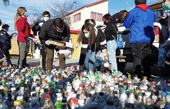 En día de la juventud, colegio Diego Portales dona 500 ecoladrillos a campaña #ECOnstruyeCoyhaique