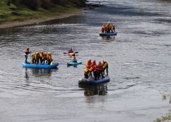 Jóvenes disfrutan del Rafting en actividad financiada por INJUV Aysén