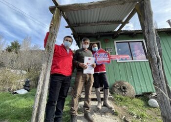 VECINOS DE VILLA CERRO CASTILLO RECIBIERON EN SU DOMICILIO EL TÍTULO DE SU PROPIEDAD