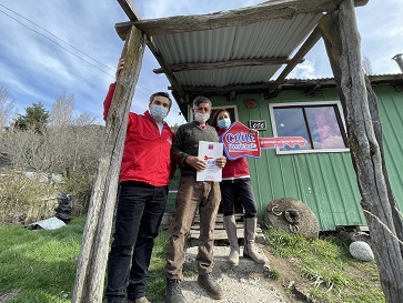 VECINOS DE VILLA CERRO CASTILLO RECIBIERON EN SU DOMICILIO EL TÍTULO DE SU PROPIEDAD
