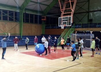 Jóvenes de Puerto Aysén participan en talleres de Spike Ball, Kin Ball y Voleibol financiados por INJUV Aysén