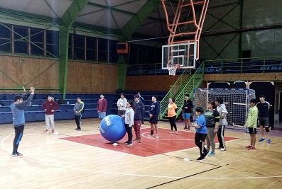 Jóvenes de Puerto Aysén participan en talleres de Spike Ball, Kin Ball y Voleibol financiados por INJUV Aysén
