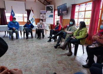 Gobernadora regional y alcalde de Cisnes escucharon a comunidad de Puyuhuapi tras polémica instalación de balsa jaula en la bahía