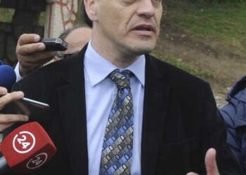 Abogado Cristian Cruz tras retiro de placa con nombres de asesinados en Dictadura en Puerto Aysén: “Quieren borrarnos la memoria”