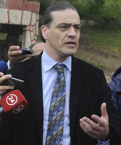 Abogado Cristian Cruz tras retiro de placa con nombres de asesinados en Dictadura en Puerto Aysén: “Quieren borrarnos la memoria”
