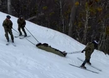 Efectivos del Ejército se instruyen en rescate en terrenos nevados en el sector El Fraile