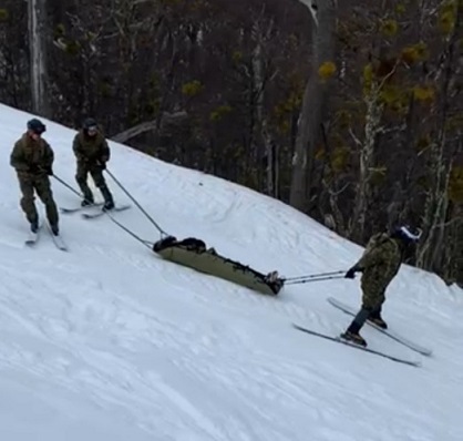 Efectivos del Ejército se instruyen en rescate en terrenos nevados en el sector El Fraile