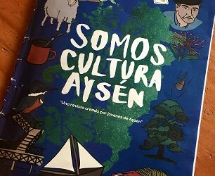 Jóvenes trabajan en la segunda edición de la revista “Somos Cultura Aysén”, iniciativa financiada por INJUV Aysén