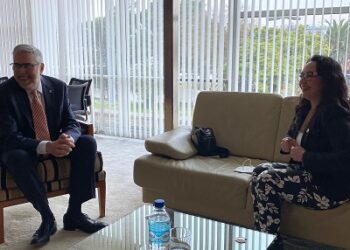 Gobernadora Regional acuerda junto a Rector de la USACH apoyo técnico para la solución de alcantarillado de Caleta Tortel