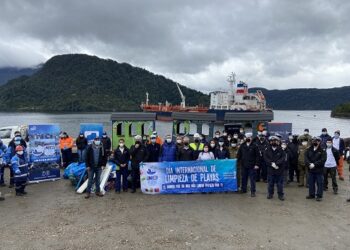 Retiran 2 toneladas de residuos en jornada de limpieza de playas de la región de Aysén para reciclaje y disposición final