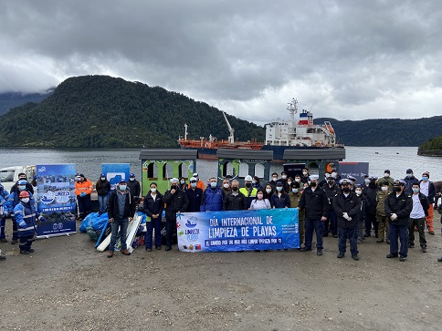 Retiran 2 toneladas de residuos en jornada de limpieza de playas de la región de Aysén para reciclaje y disposición final