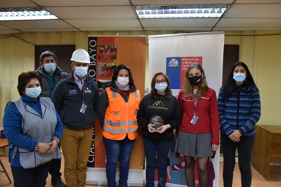Minería y Mujer entregan reconocimiento a mujer destacada en la industria minera