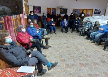 Crece la tensión en Puyuhuapi: Comunidad confía en revertir instalación de balsas jaulas en la bahía