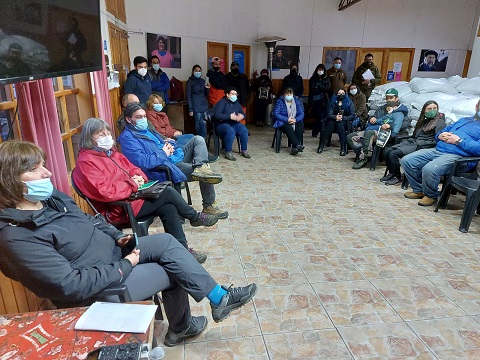 Crece la tensión en Puyuhuapi: Comunidad confía en revertir instalación de balsas jaulas en la bahía