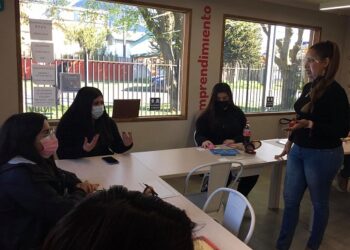 Jóvenes participan en taller gratuito de estética integral desarrollado por INJUV