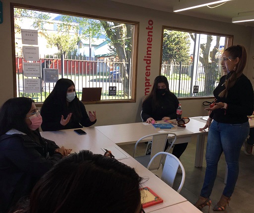 Jóvenes participan en taller gratuito de estética integral desarrollado por INJUV
