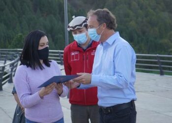 Ministro Felipe Ward realiza entrega simbólica de subsidios de acondicionamiento térmico