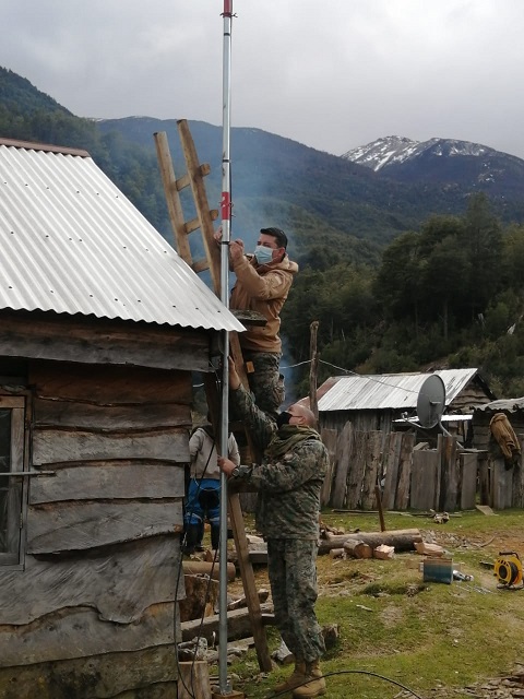 Acción entre Municipio de Lago Verde y Ejército permiten instalar radio VHF a vecinos de zonas apartadas