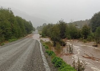 Familia aislada en río Huemules y anegamientos en Bahía Murta marcan sistema frontal que deja intensa lluvia y viento en Aysén