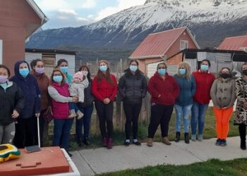 INTEGRANTES DE COMITÉ DE VIVIENDA DE VILLA CERRO CASTILLO RECLAMAN POR SUS TÍTULOS DE DOMINIO