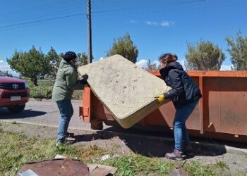 Nueva jornada comunitaria de limpieza impulsada por el Municipio es llevada a cabo en Balmaceda