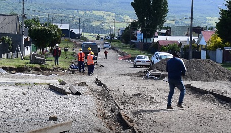 Verifican avances en la pavimentación de calle Los Pilcheros en Coyhaique