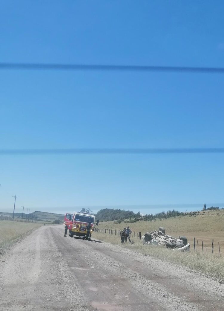 Volcamiento de vehículo en sector Vista Hermosa deja un lesionado