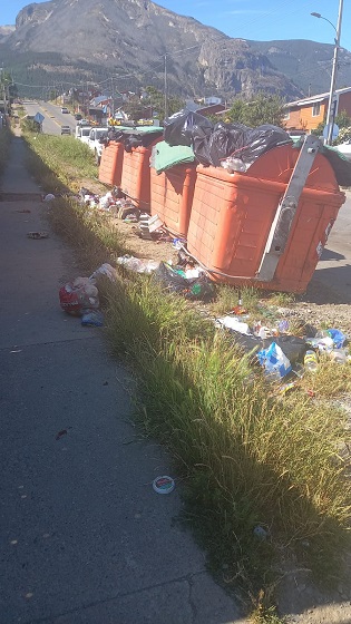 Peligro de incendios por pasto largo y seco e inminente crisis sanitaria ante falta de retiro de basura y escombros en Coyhaique