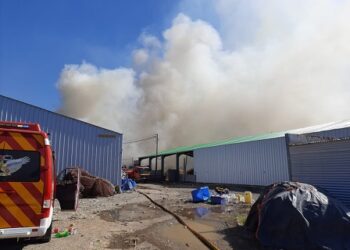 Salud concurre a apoyar equipos de emergencia a de incendio industrial en Puerto Aysén