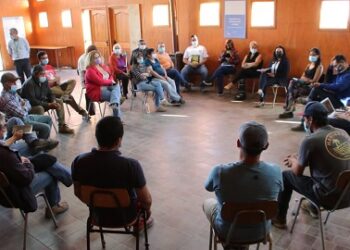 Gobernadora Regional conversa junto a la comunidad de Cerro Castillo sobre sus necesidades