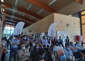 Trabajadores y trabajadoras “funan” a alcalde Carlos Gatica por despidos en la Municipalidad de Coyhaique