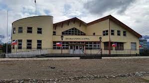 Denuncian que municipio de Aysén mantiene millonaria deuda con empresa tras obras ejecutadas en dos escuelas de la comuna