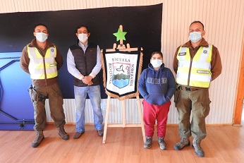 Carabineros del Retén Río Cisnes (F) saluda al único alumno y su profesor de la Escuela Rural Soberanía Río Cisnes y les dan la bienvenida en año escolar 2022