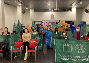 SEREMI del Medio Ambiente entrega banderas de certificación ambiental a establecimientos educacionales de la región de Aysén